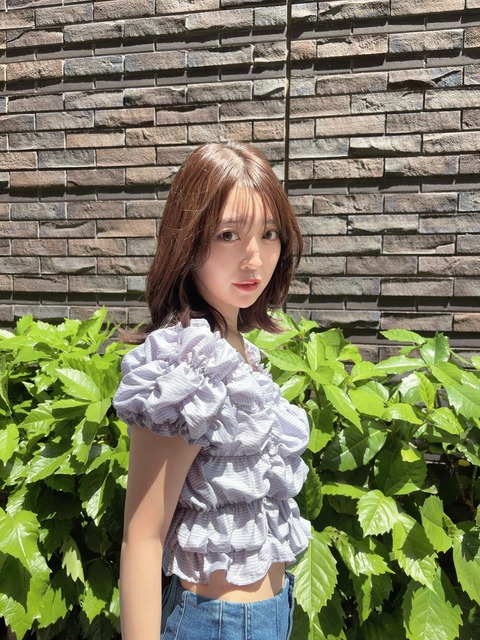 乃木坂OGさん、夏服から色白ボディが・・・！！！