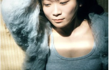【画像】秋元真夏(33)のグラビア、アレがデカすぎ・・・