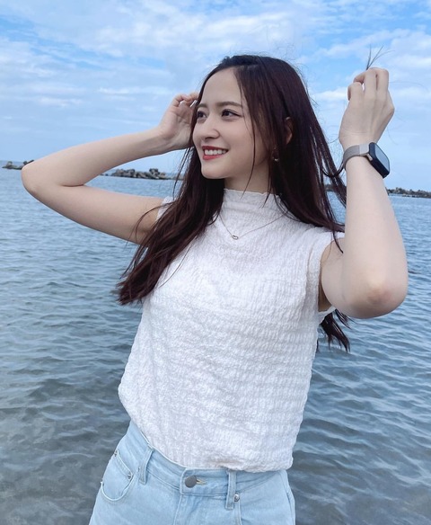F35Uv79a8AEU_q7