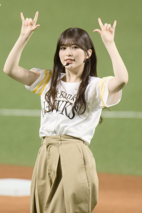 小川彩、始球式で性的すぎる太もも公開wwwwwwwww