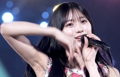 川﨑桜がライブで見せたナマ腋、ガチで美しすぎるwwwwwwww