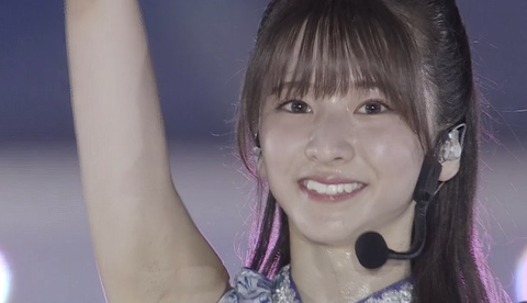 菅原咲月さん、前屈みで完全に『チラリ』…これ運営が消さなくて大丈夫？