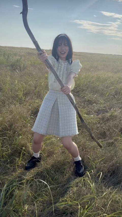 【画像】渡辺莉奈さん、デッカい棒を握って・・・