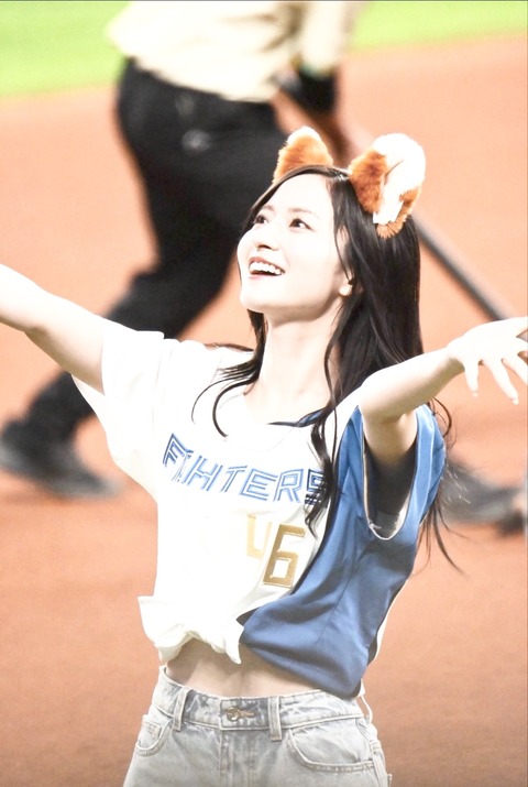 金川紗耶さん、ワキの隙間からインナーが見えてしまうハプニングwwwwww