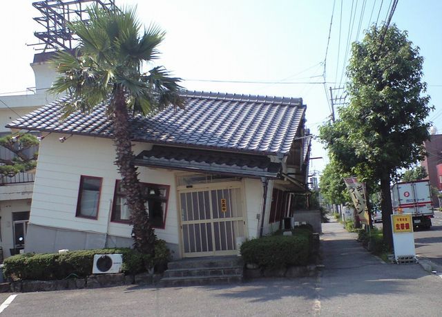 傾いた家運