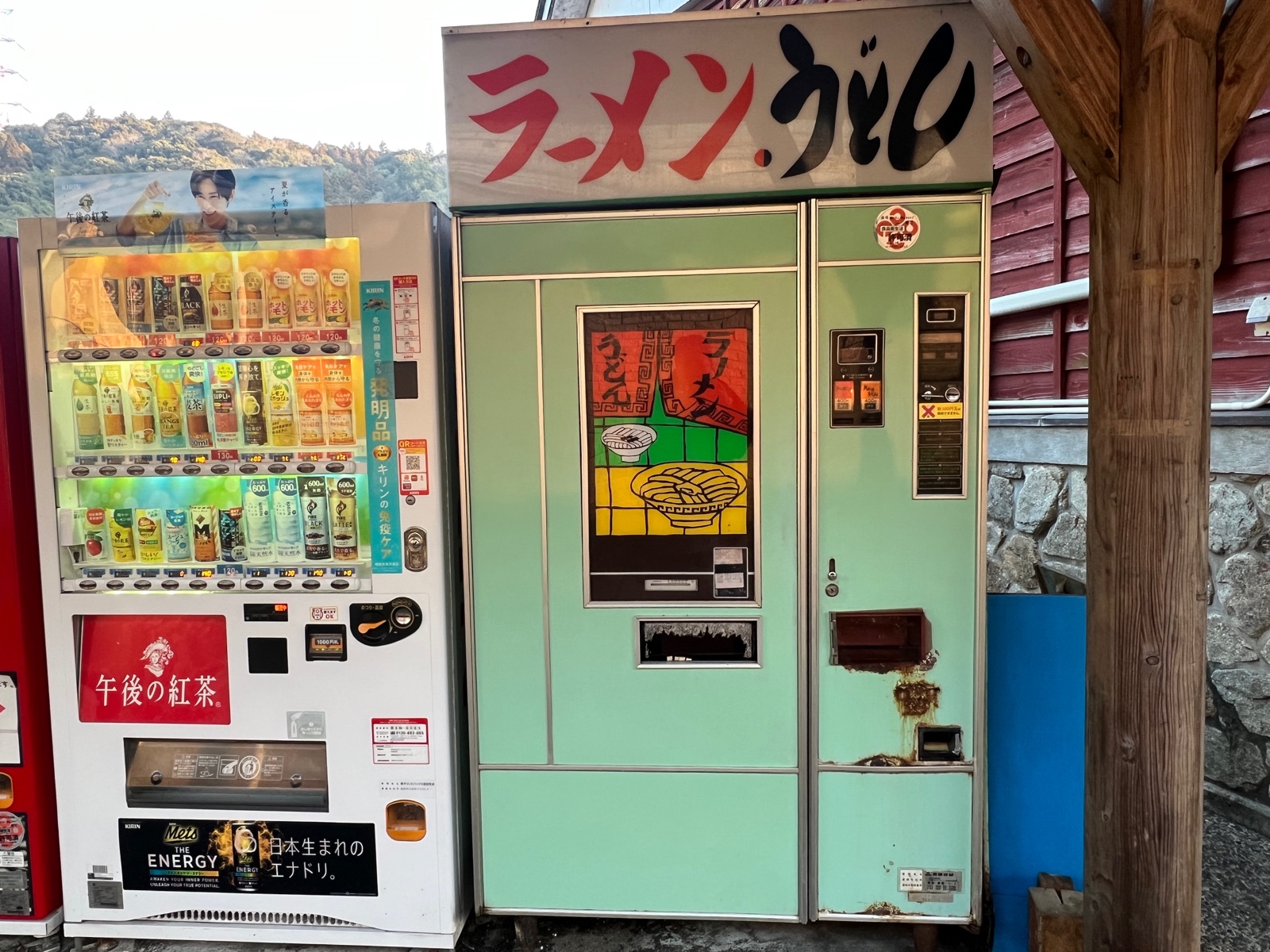 数年ぶりに劇的復活を果たした道の駅のレトロ自販機ラーメン＆天ぷら