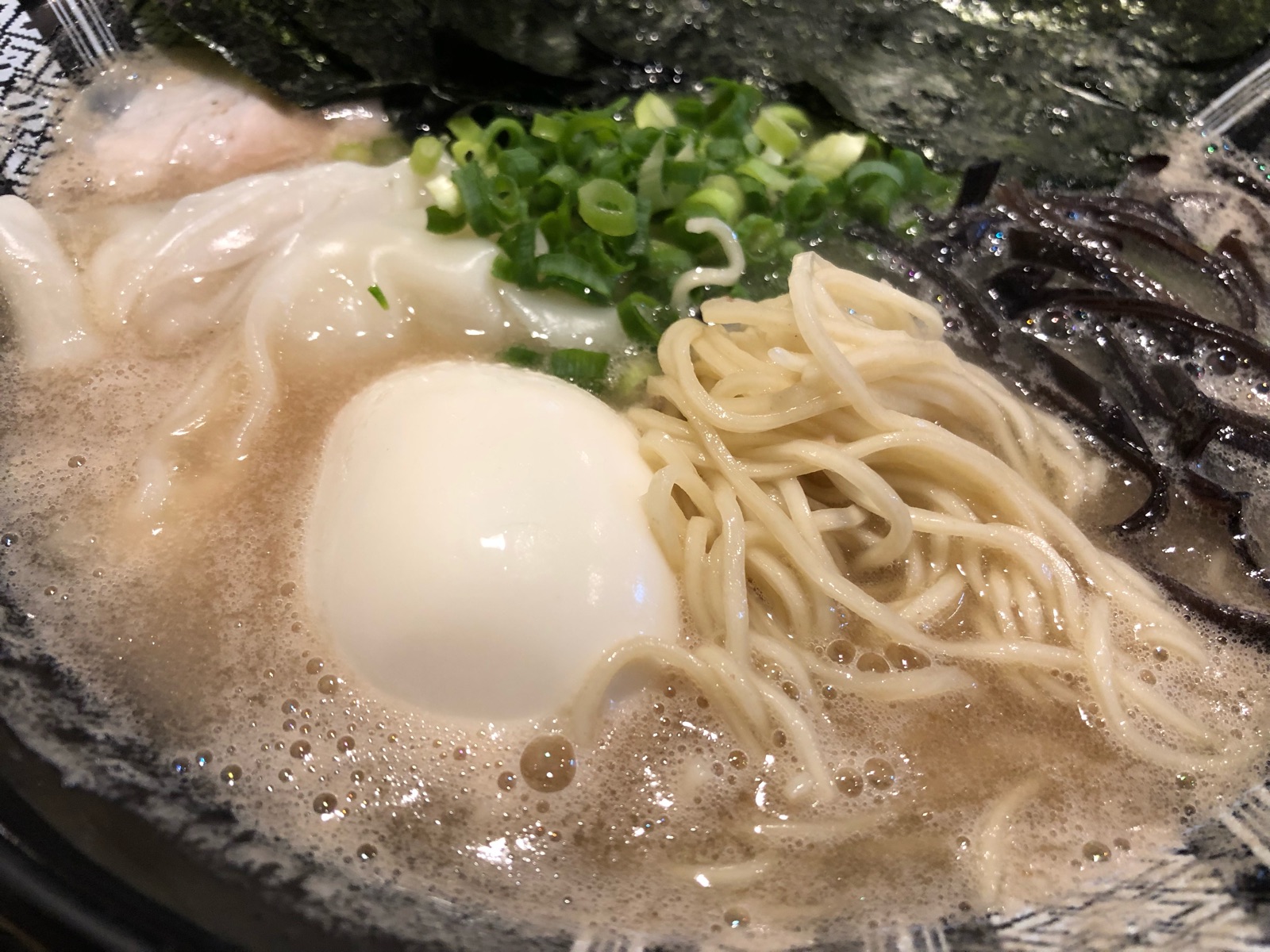 濃厚絶品クリーミー豚骨「豚骨カプチーノ」を堪能！～博多一双 祇園店