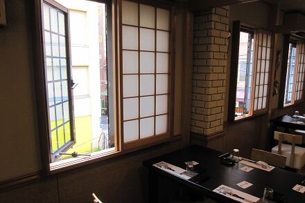浅草すし若店内