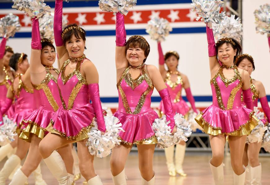 海外 日本の爆裂ババアがやべーーーーーwwwwwwww 日本の熟女チアガールに外国人が大爆笑 動画翻訳 かっとびジャパン 海外の反応 海外 日本の爆裂ババアがやべーーーーーwwwwwwww 日本の熟女チアガールに外国人が大爆笑 動画翻訳 かっとびジャパン 海外の反応