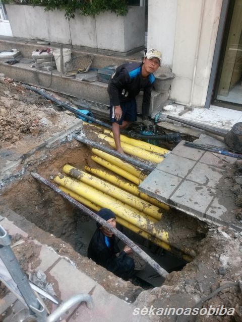 バンコクの道路工事 電線埋設