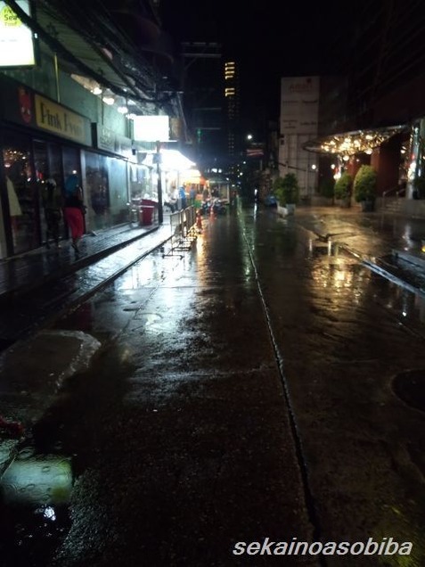 この時期なのにダラダラ雨が降っている