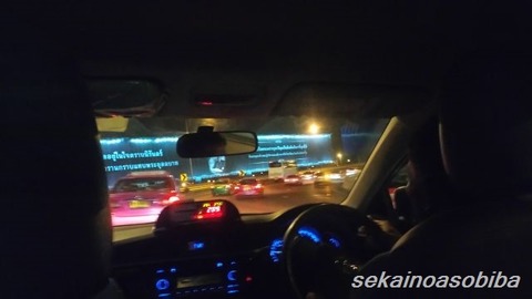 スワンナプーム空港手前の高速の広告塔
