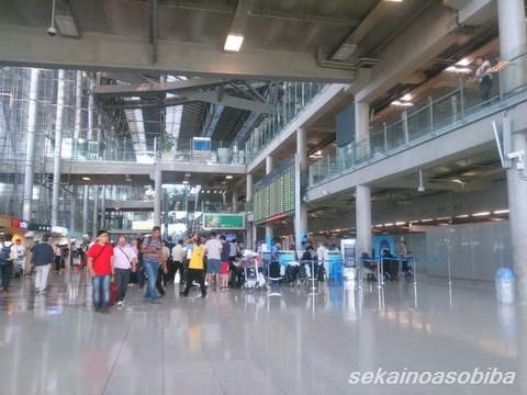 空港出迎えは2階到着ゲート