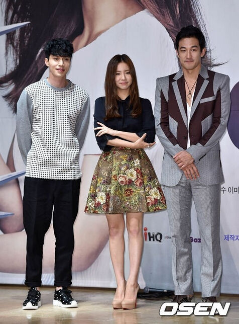 シン セギョン イ ドンウク ハン ジョンス アイアンマン 制作発表会に出席 笑顔のフォトタイム 韓国ドラマ紹介