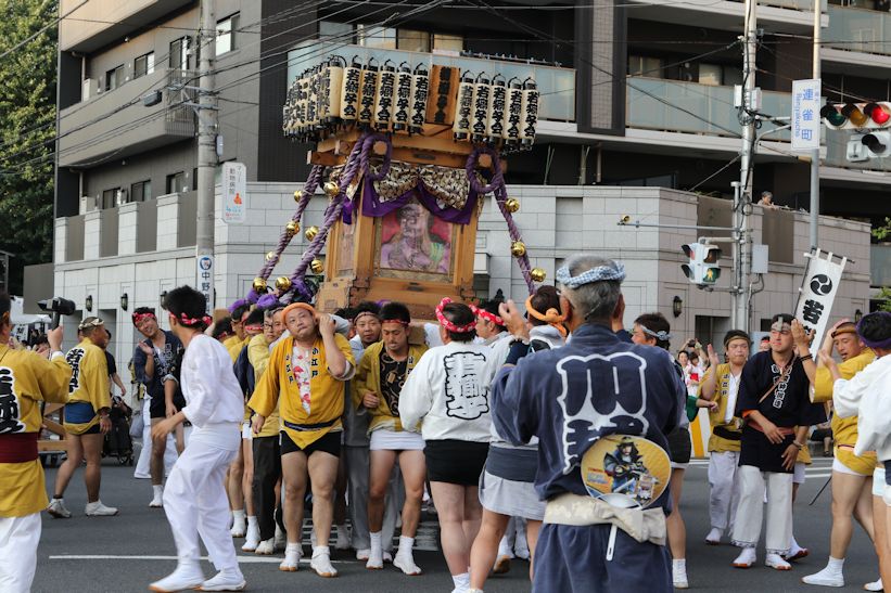 威勢良く みこしパレード 暑さを吹き飛ばせ 川越百万灯夏まつり15 Hot News 川越情報局 写真で見る Coedo Kawagoe 威勢良く みこしパレード 暑さを吹き飛ばせ 川越百万灯夏まつり15 Hot News 川越情報局 写真で見る Coedo Kawagoe