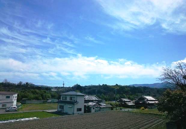 河内長野駅からくろまろの郷へ向かうバス。窓から見える畑