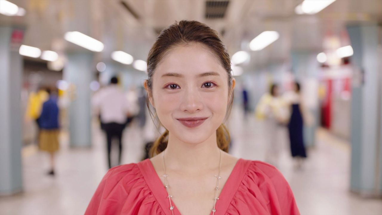 【女優】石原さとみ:リボン付きワンピースで荻窪へ 東京メトロ新CM 光石研、リトグリも登場