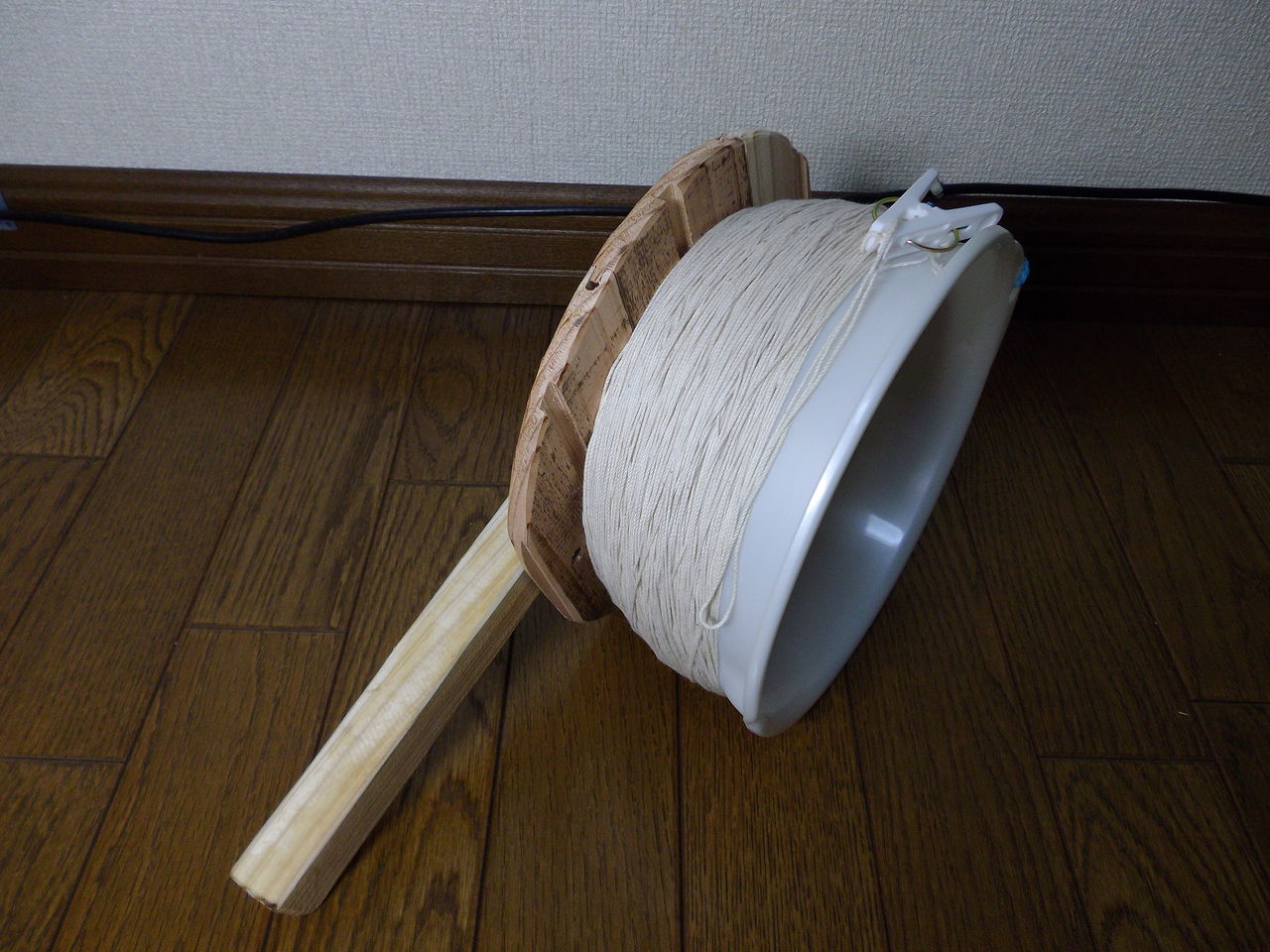 凧用糸巻をボールを利用して作る 道ばたの景色 凧用糸巻をボールを利用して作る 道ばたの景色