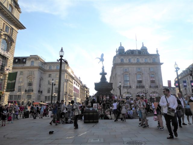 ロンドンきっての繁華街 ピカデリー サーカス Kawatakaさんの旅行記 写真集