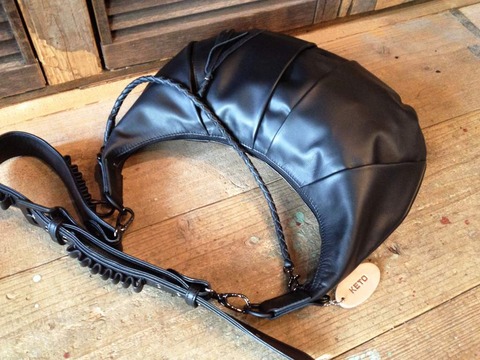 【KETO/ケト Rhino BAG】牛革バナナ型レザーショルダーバッグ ~KETO Rhino BAG~