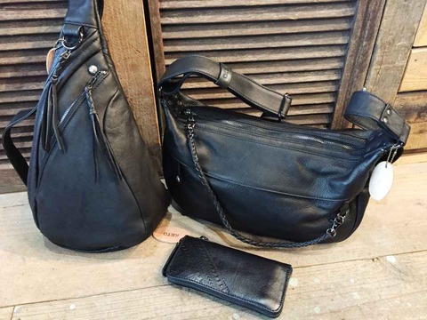 【新入荷】KETO(ケト)牛革マットシボレザーショルダーバッグ・レザーボディバッグ&トライバル柄型押し牛革レザーラウンドファスナー長財布 ~DSP BAG/DROP2 BAG/SAMOAN WALLET~
