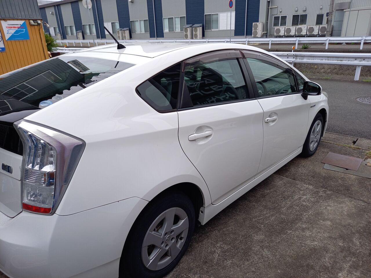 プリウス リアスピーカー増設 サブウーファー取付 かわぐち自動車のブログ
