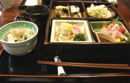 kamisan_lunch