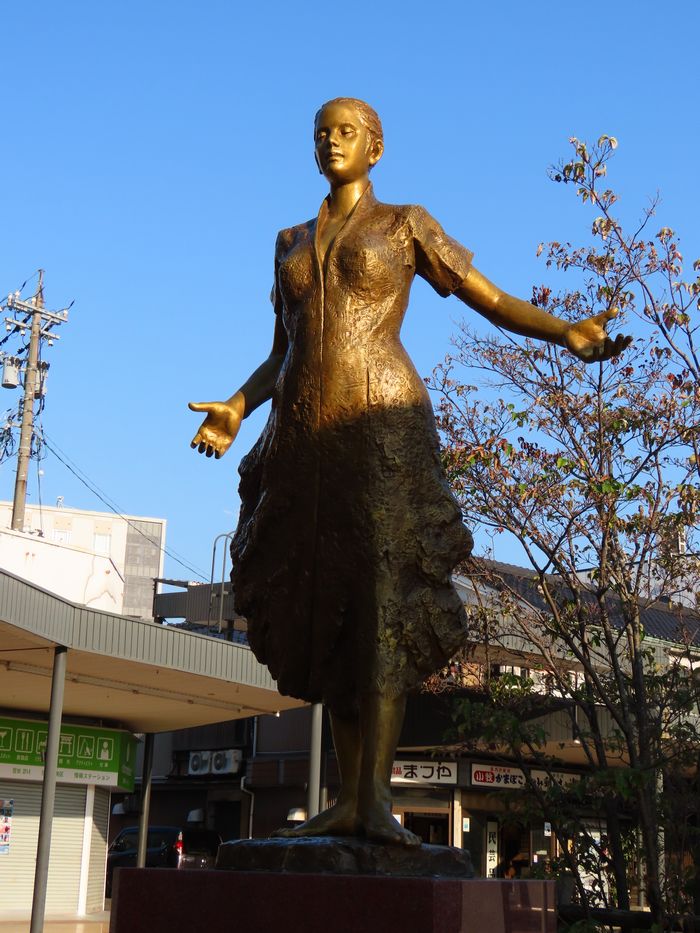 木彫りの美女 置物 L154. 共箱 彫刻家 門井鳳雲 作 木彫 彫刻家津田鳳雲木彫彩色