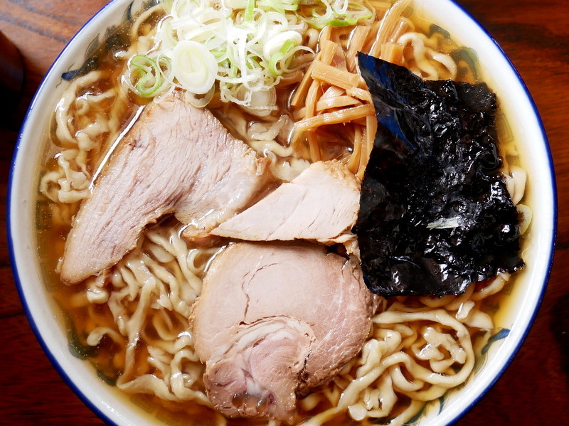 脂皮膜に覆われた煮干しスープに極太縮れ麺、中毒性の高い一杯。ケン