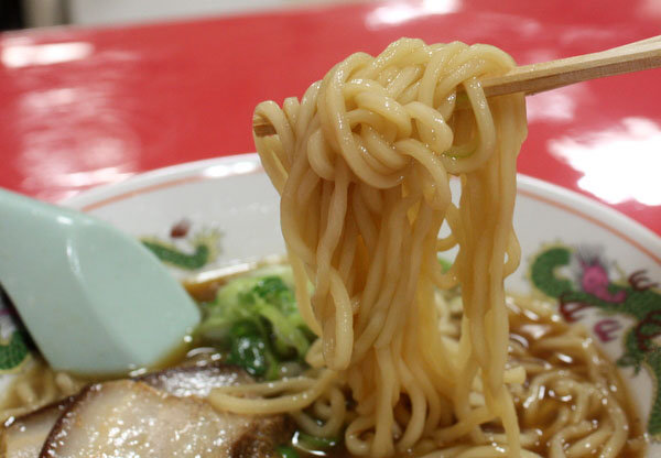長尾中華そば・あっこく麺 箸上げ