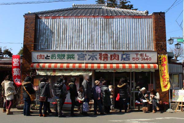 地井さんも笑顔 真壁 宮本精肉店 むかしのコロッケ ワンコイン的食べ歩き生活