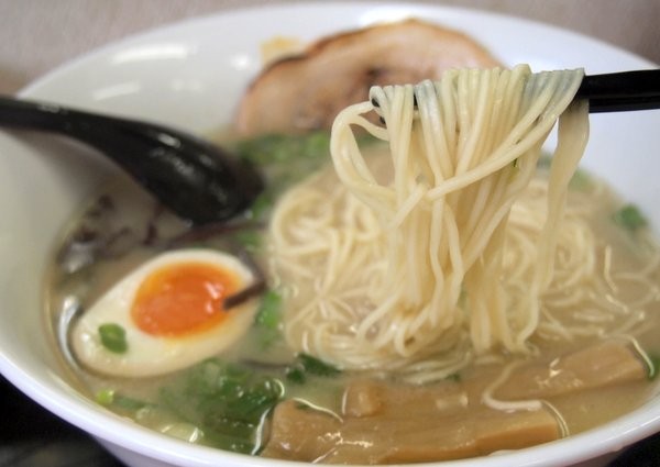 豚の骨100％スープに和風な味油。栃木市・とんこつラーメン 喜笑 ワンコイン的食べ歩き生活。
