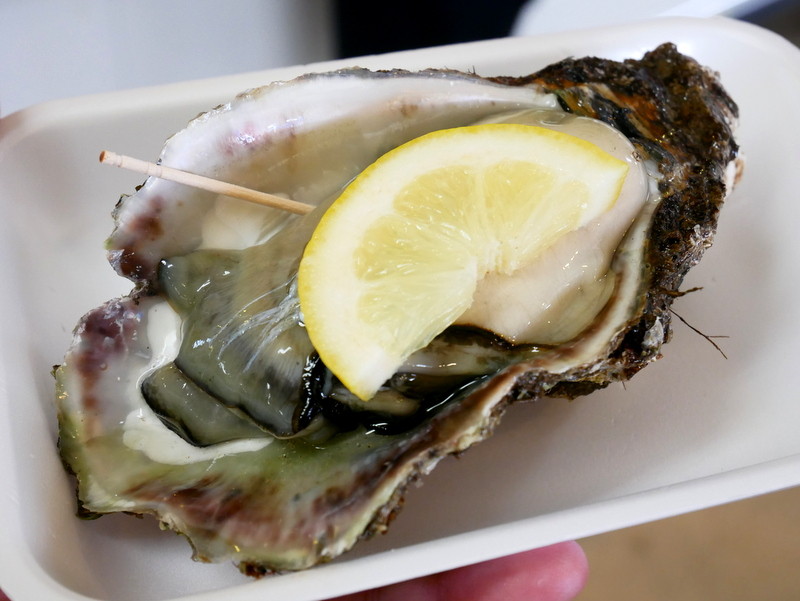岩ガキを買って 味見も出来る楽しい市場 地元客はもちろん 旅人も大満足の さかた海鮮市場 ワンコイン的食べ歩き生活 岩ガキを買って 味見も出来る楽しい市場 地元客はもちろん 旅人も大満足の さかた海鮮市場 ワンコイン的食べ歩き生活