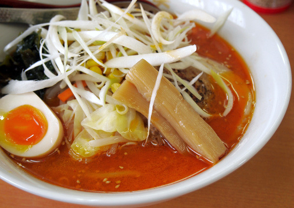 九州風の細ストレート麺で辛味噌ラーメン。栃木市・とんこつラーメン 喜笑 ワンコイン的食べ歩き生活。
