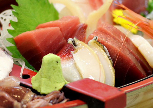 漁師さん推薦!?の居酒屋で豪華に「刺身舟盛り」。焼津・大漁やまちゃん