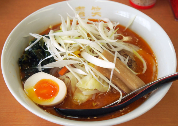 九州風の細ストレート麺で辛味噌ラーメン。栃木市・とんこつラーメン 喜笑 ワンコイン的食べ歩き生活。