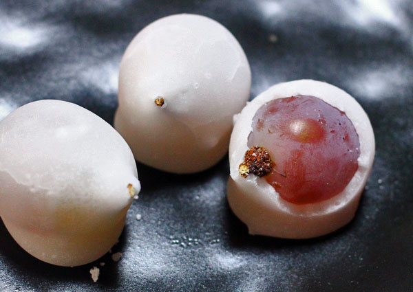 大粒ぶどうを 皮ごとシュガーコーティング 甲州銘菓 月の雫 ワンコイン的食べ歩き生活 大粒ぶどうを 皮ごとシュガーコーティング 甲州銘菓 月の雫 ワンコイン的食べ歩き生活