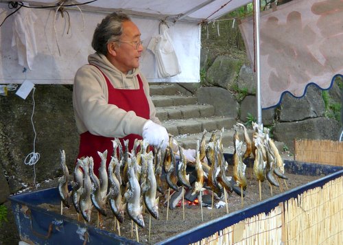 桜満開 洗足池で 鮎の塩焼き にガブリ ワンコイン的食べ歩き生活