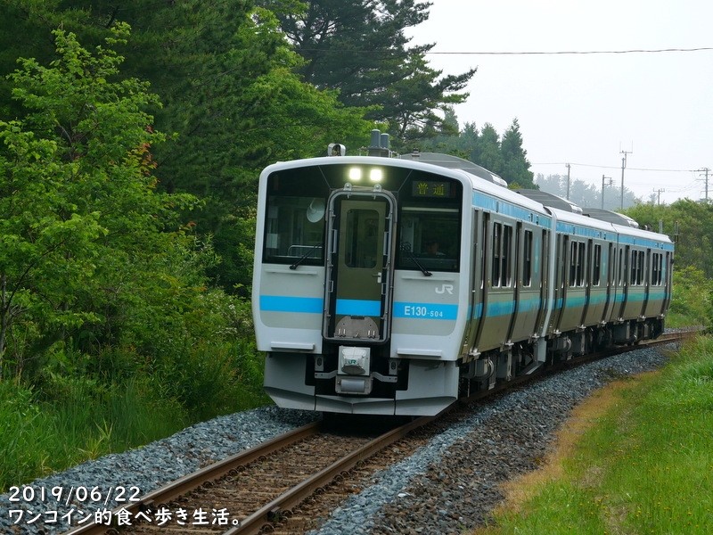JR八戸線・種差海岸駅に進入するディーゼルカー