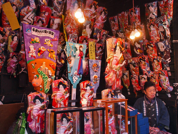 昼から賑わう浅草寺の羽子板市。12月18日は「納めの観音ご縁日 昼から賑わう浅草寺の羽子板市。12月18日は「納めの観音ご縁日