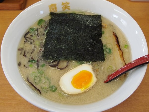 長浜風の豚骨ラーメンで替え玉カタメ 栃木市・とんこつラーメン 喜笑 ワンコイン的食べ歩き生活。