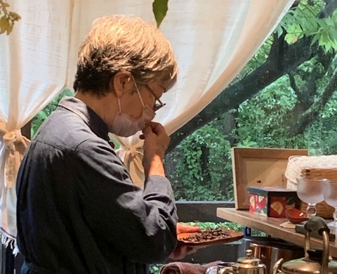 美美の店主が珈琲豆を齧る