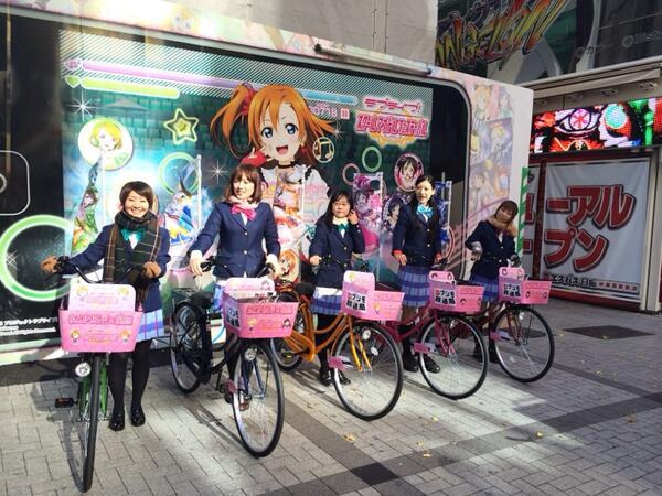 ラブライブ スクフェス痛自転車が秋葉原の街を回遊 のんたん達のサンタイラスト可愛すぎる