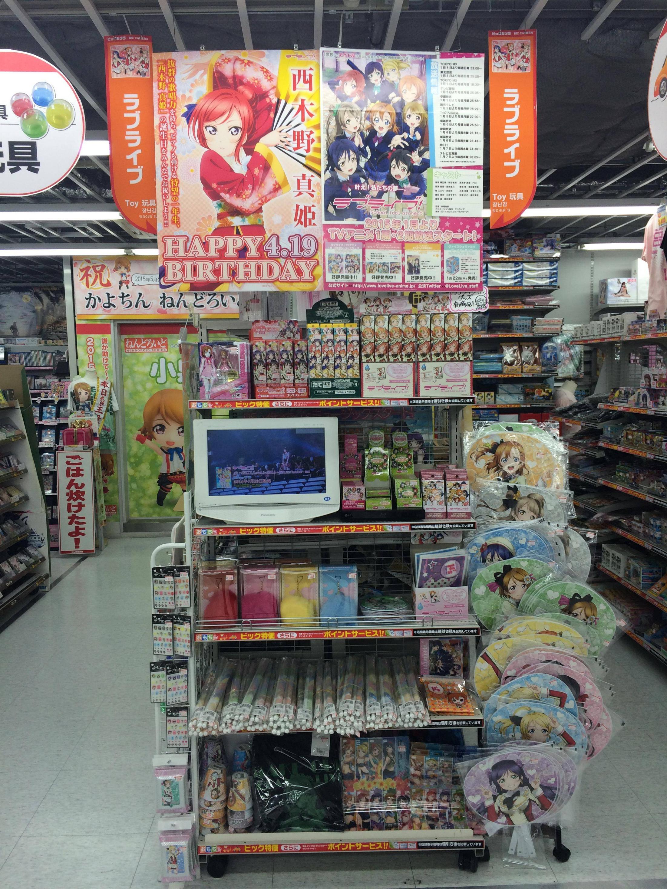 ラブライブ かよちん推しのビックカメラ名古屋駅西店 売り場を移動して拡大 4fエスカレータ降りてきてすぐ見える位置に変更