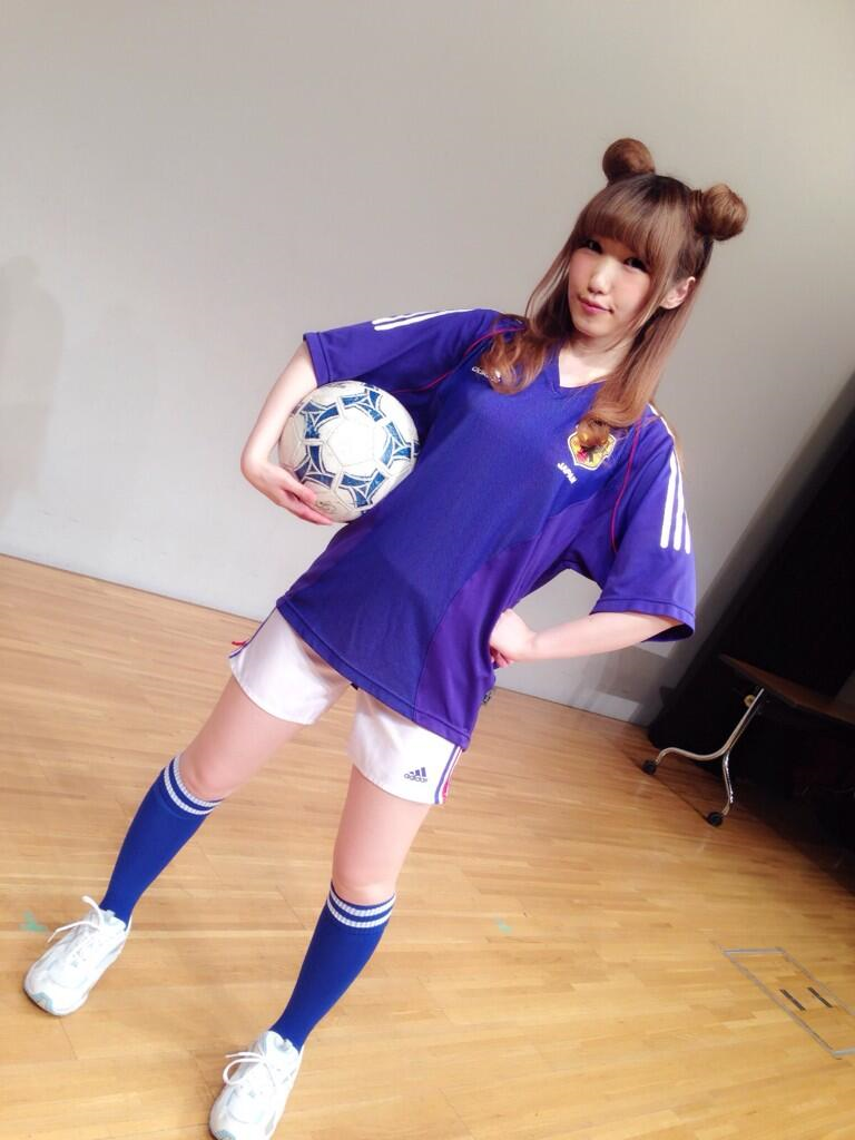 声優 内田彩さんがdvd発売記念イベントでサッカー日本代表ユニフォーム ナース姿を披露