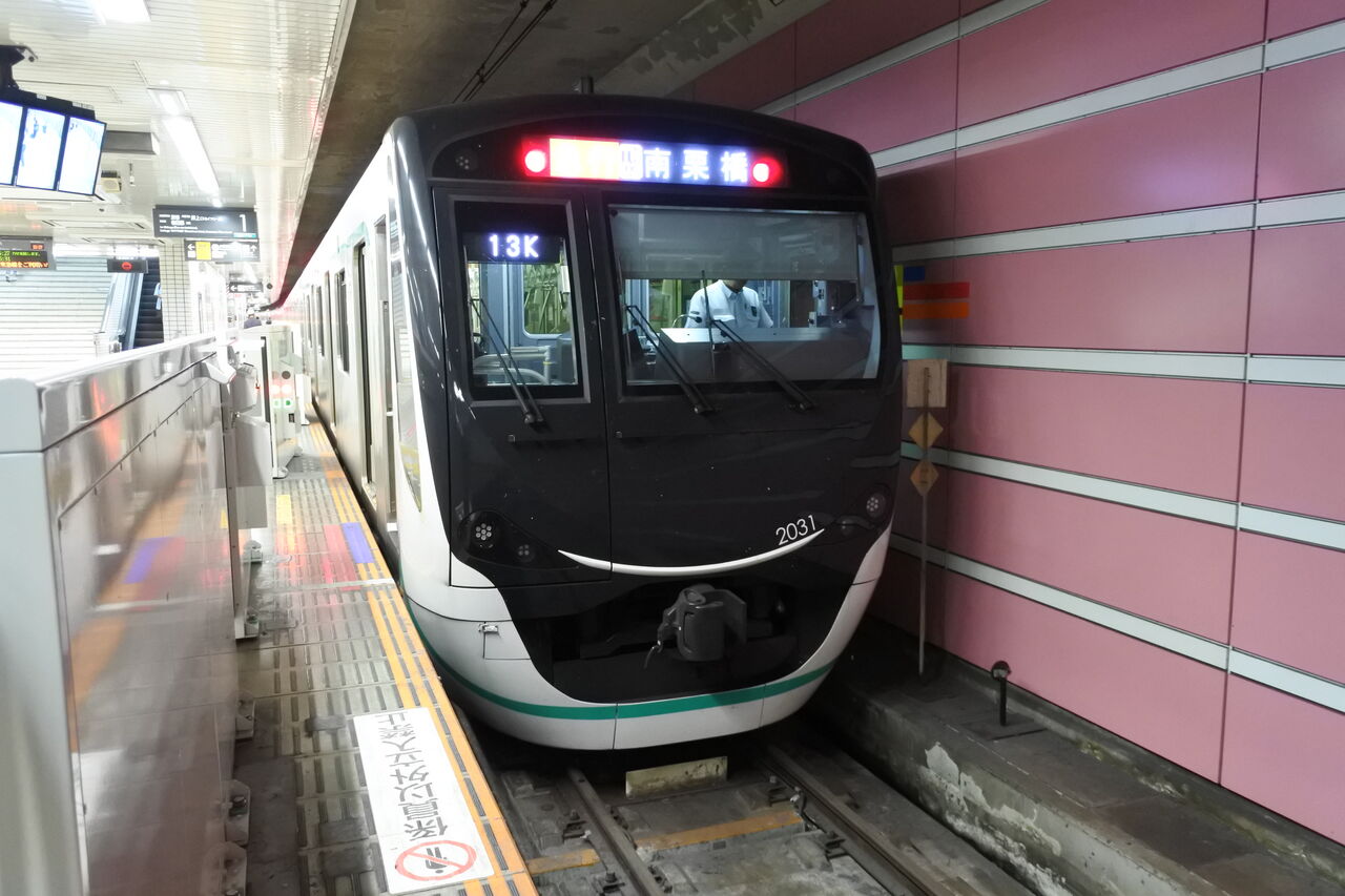 SUSTINAさま 東京急行電鉄 初の次世代ステンレス「Sustina」の新型車両