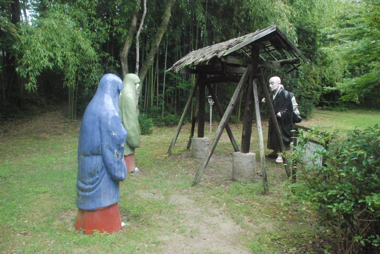 親鸞の一生を示したコンクリート像がたくさん 五色園墓地に行ってきた 親鸞の一生を示したコンクリート像がたくさん 五色園墓地に行ってきた