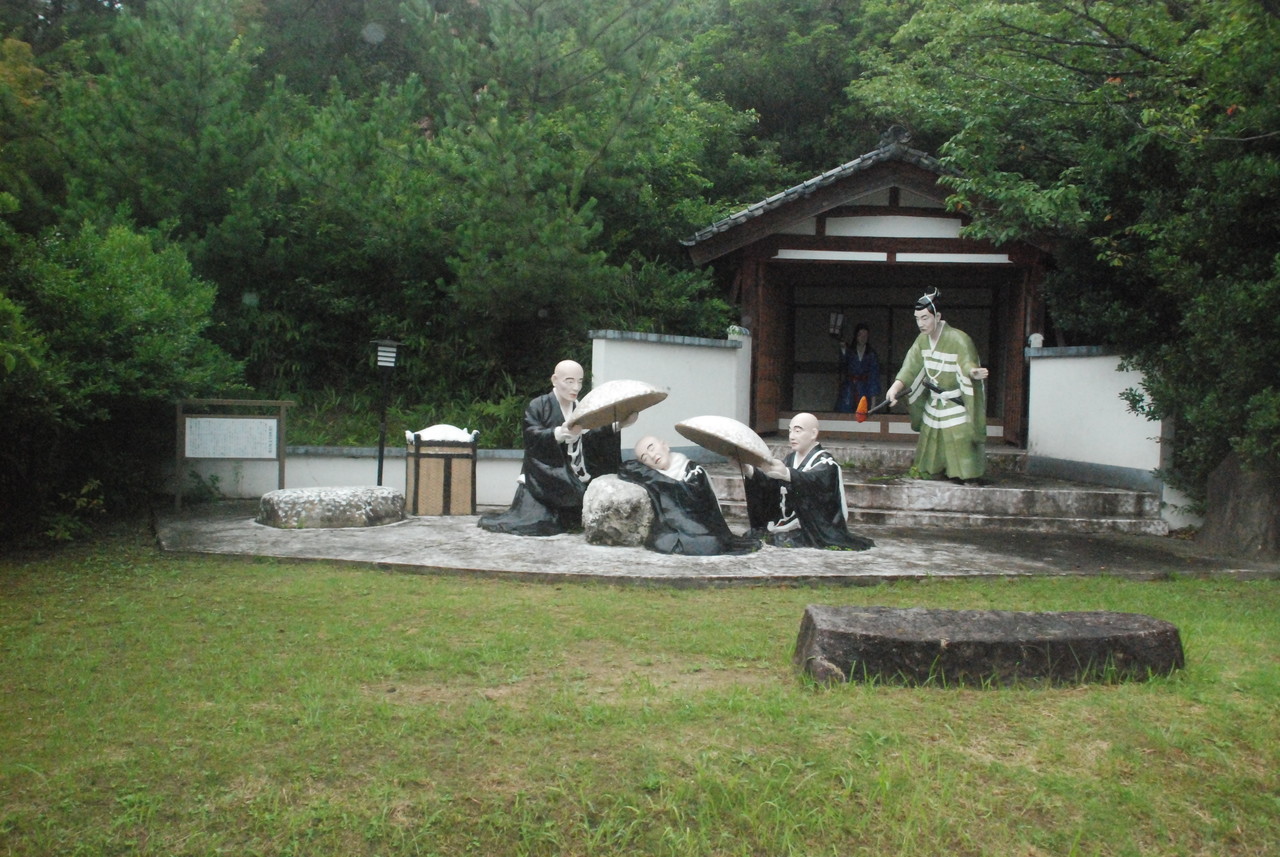 親鸞の一生を示したコンクリート像がたくさん 五色園墓地に行ってきた 親鸞の一生を示したコンクリート像がたくさん 五色園墓地に行ってきた