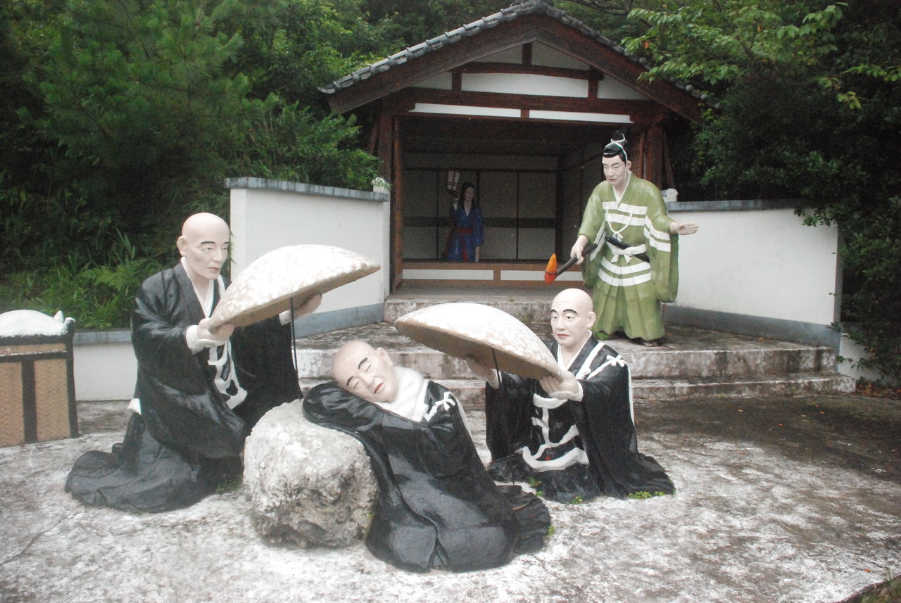 親鸞の一生を示したコンクリート像がたくさん 五色園墓地に行ってきた 親鸞の一生を示したコンクリート像がたくさん 五色園墓地に行ってきた