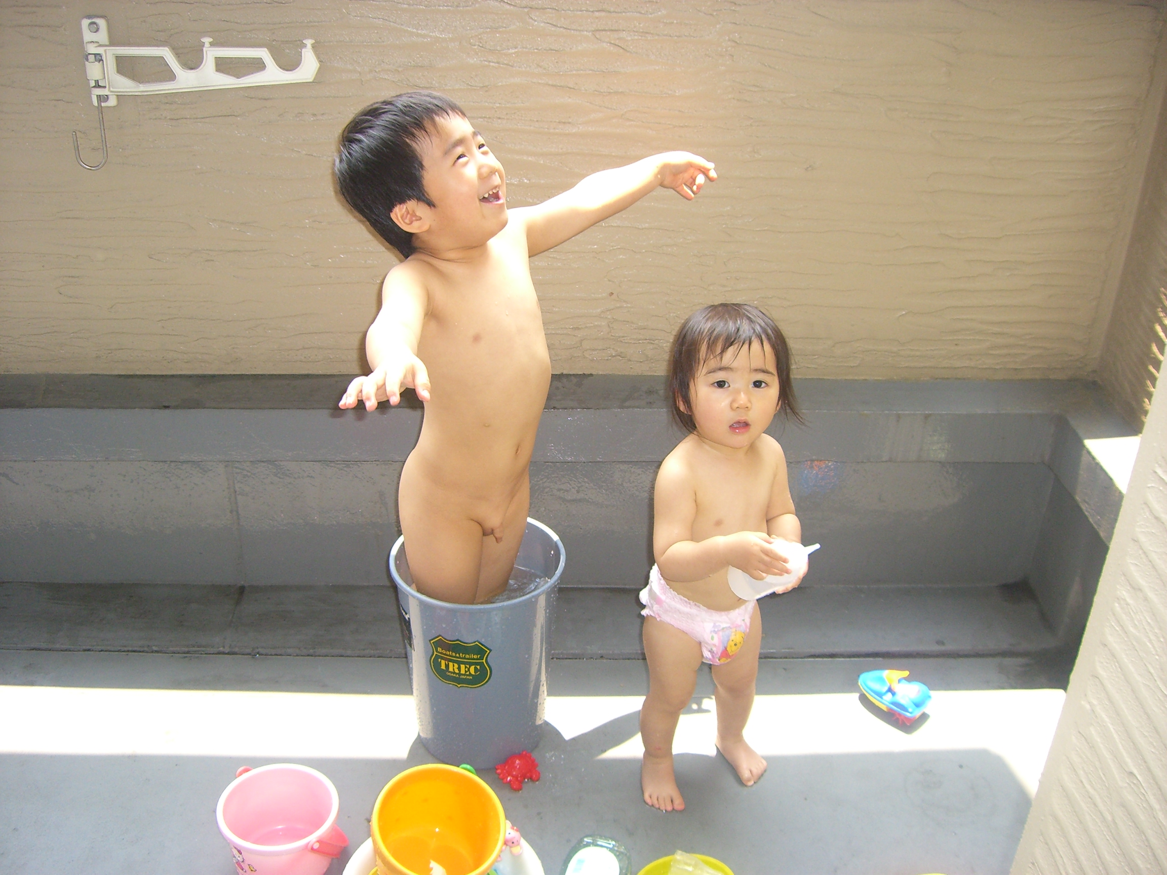 水遊び　ベランダ　はだか 